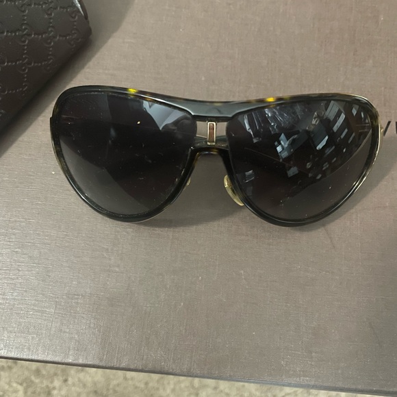 Gucci sunglass - Picture 1 of 3